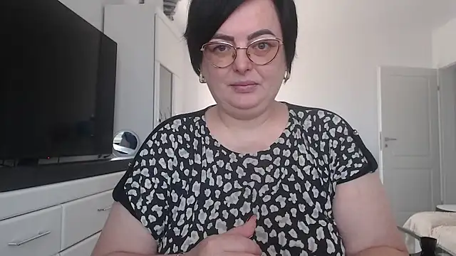 Amandamuller1982 online show from 04.28.26
