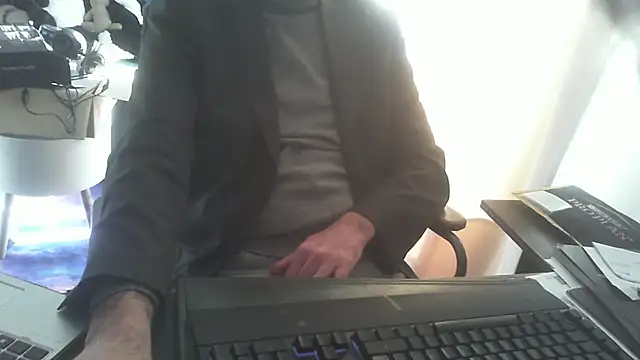 Snapshot of shyfrenchcock1 chatting on 01.31.25 shyfrenchcock1 online show from 01.31.25