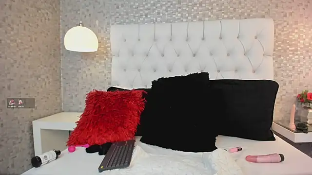 Snapshot of HazelMoret chatting on 12.27.24 HazelMoret online show from 12.27.24