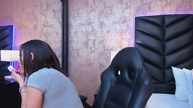 Snapshot of HazelMoret chatting on 12.28.24 HazelMoret online show from 12.28.24