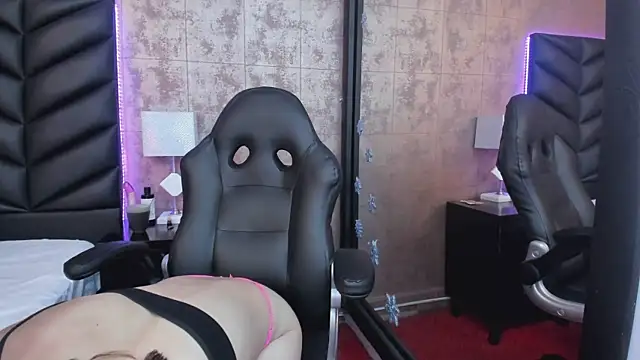 Snapshot of HazelMoret chatting on 01.15.25 HazelMoret online show from 01.15.25