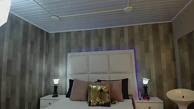 Snapshot of HazelMoret chatting on 02.11.25 HazelMoret online show from 02.11.25