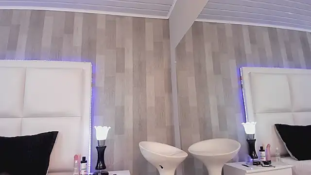 Snapshot of HazelMoret chatting on 02.12.25 HazelMoret online show from 02.12.25