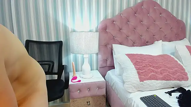 Snapshot of HazelMoret chatting on 02.26.25 HazelMoret online show from 02.26.25