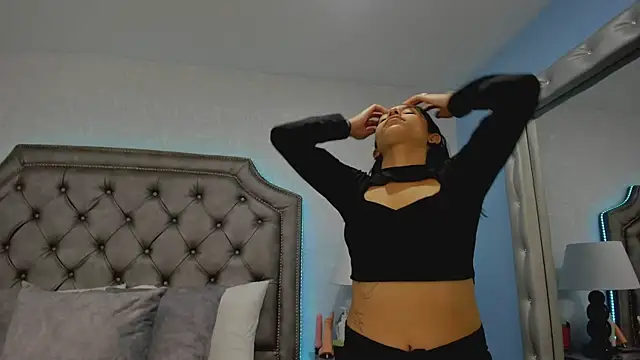 Snapshot of HazelMoret chatting on 09.11.25 HazelMoret online show from 09.11.25