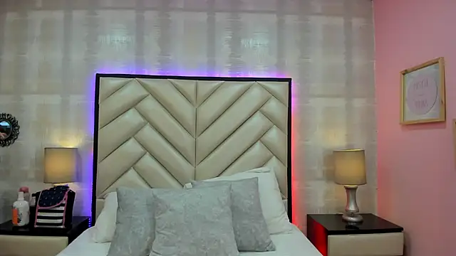 Snapshot of HazelMoret chatting on 09.13.25 HazelMoret online show from 09.13.25