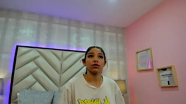 Snapshot of HazelMoret chatting on 09.16.25 HazelMoret online show from 09.16.25