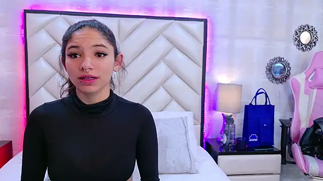 Snapshot of HazelMoret chatting on 09.19.25 HazelMoret online show from 09.19.25