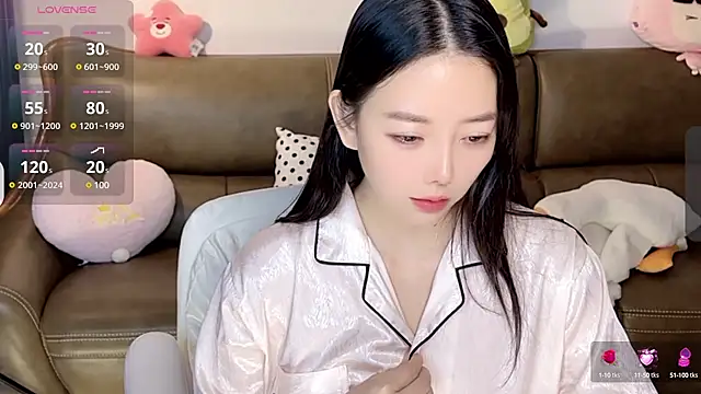 Snapshot of Yilin1999 chatting on 01.18.25 Yilin1999 online show from 01.18.25