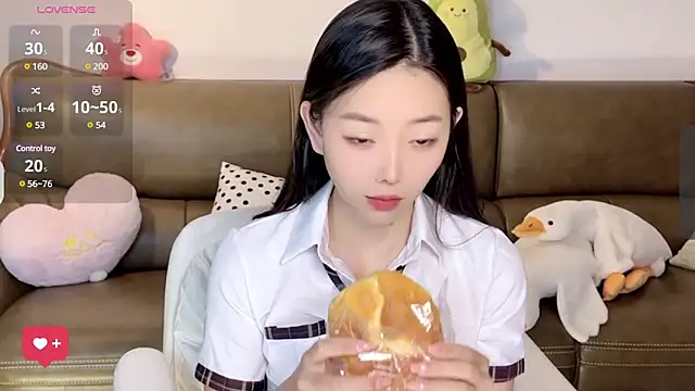 Snapshot of Yilin1999 chatting on 03.08.25 Yilin1999 online show from 03.08.25