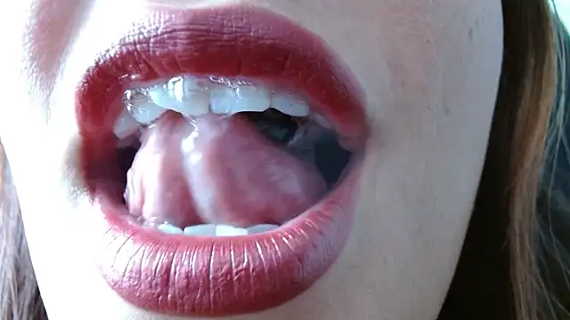 Snapshot of miss_evoleth2 chatting on 12.05.25 miss evoleth2 online show from 12.05.25