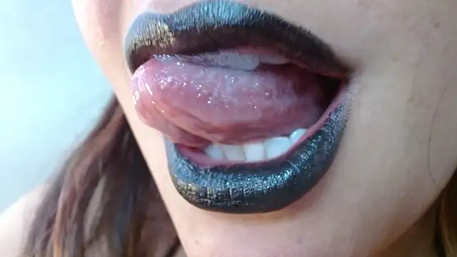 Snapshot of miss_evoleth2 chatting on 12.22.25 miss evoleth2 online show from 12.22.25