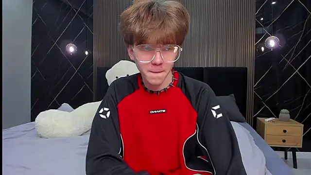 Snapshot of braxiboy chatting on 02.08.25 braxiboy online show from 02.08.25