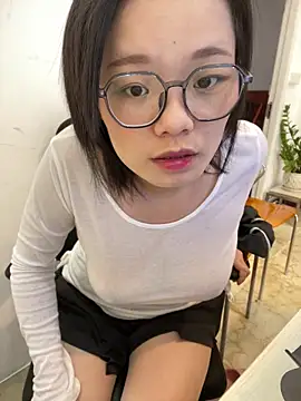 Snapshot of Bella0815 chatting on 03.17.25 Bella0815 online show from 03.17.25