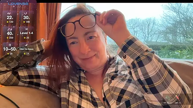 Snapshot of LouiseTswing chatting on 12.04.24 LouiseTswing online show from 12.04.24