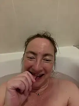 Snapshot of LouiseTswing chatting on 01.08.25 LouiseTswing online show from 01.08.25