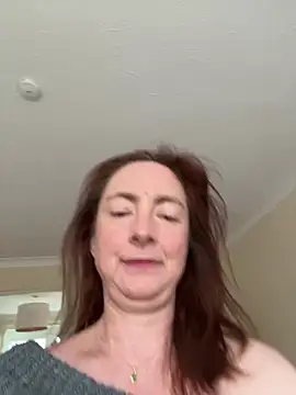 Snapshot of LouiseTswing chatting on 01.10.25 LouiseTswing online show from 01.10.25