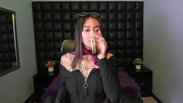 Snapshot of Miaa_Thopmson chatting on 10.10.25 Miaa Thopmson online show from 10.10.25