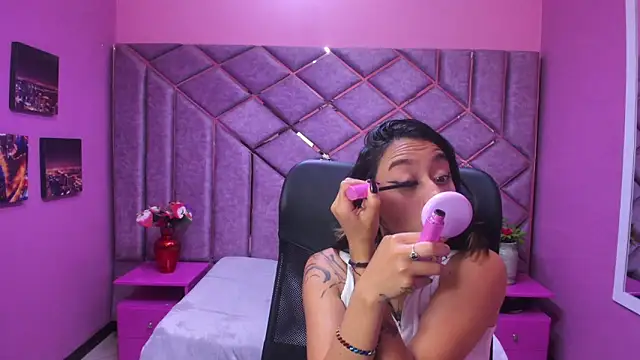 Snapshot of Miaa_Thopmson chatting on 12.01.25 Miaa Thopmson online show from 12.01.25