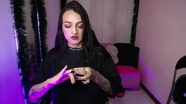 Snapshot of amelierouss chatting on 12.19.24 amelierouss online show from 12.19.24