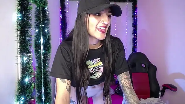 Snapshot of amelierouss chatting on 12.20.24 amelierouss online show from 12.20.24
