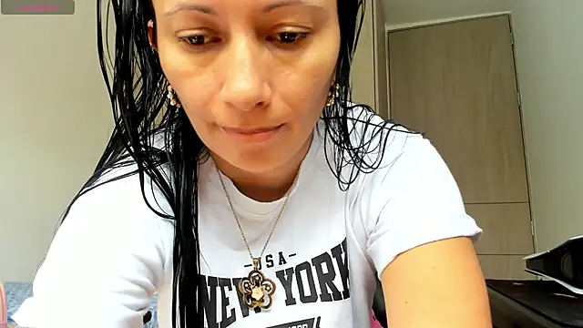 Snapshot of gracekelly12 chatting on 11.23.25 gracekelly12 online show from 11.23.25