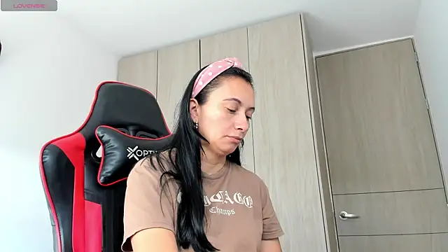 Snapshot of gracekelly12 chatting on 11.25.25 gracekelly12 online show from 11.25.25