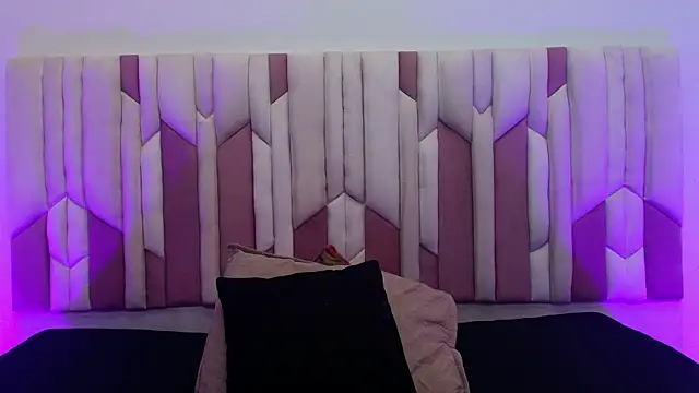 mia stanfort online show from 10.18.25