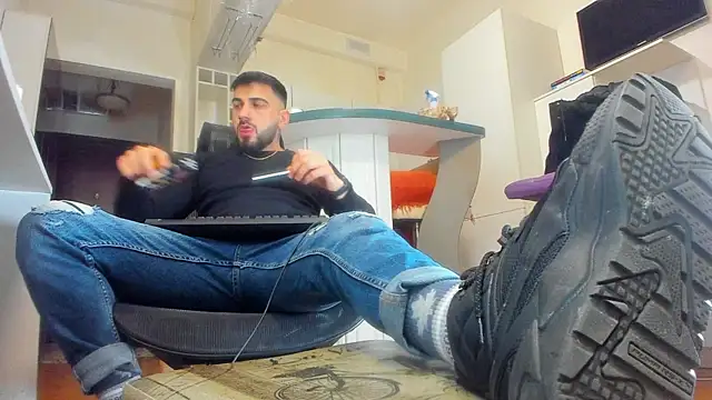 Snapshot of welcometo_hell chatting on 11.12.25 welcometo hell online show from 11.12.25