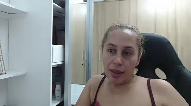 Snapshot of RoxanaLove9 chatting on 01.01.25 RoxanaLove9 online show from 01.01.25