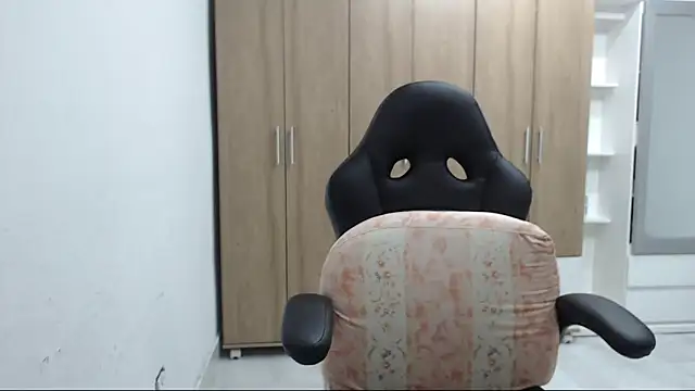 Snapshot of RoxanaLove9 chatting on 11.08.25 RoxanaLove9 online show from 11.08.25