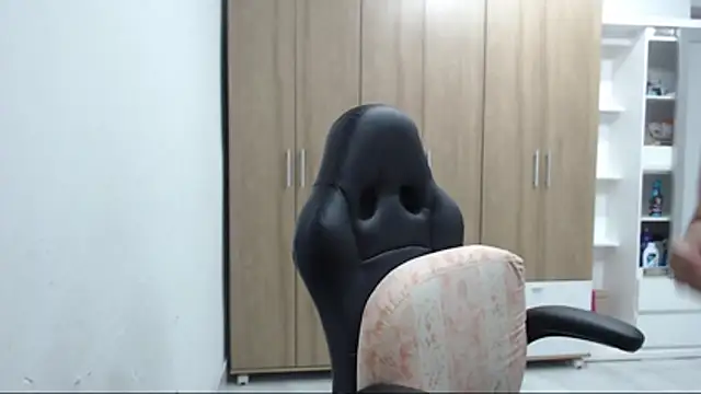 Snapshot of RoxanaLove9 chatting on 11.16.25 RoxanaLove9 online show from 11.16.25