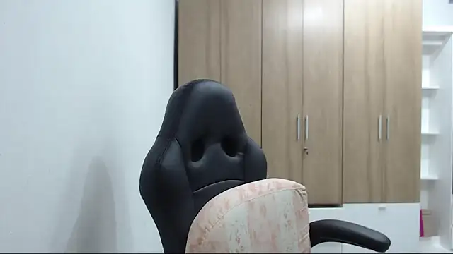 Snapshot of RoxanaLove9 chatting on 11.18.25 RoxanaLove9 online show from 11.18.25