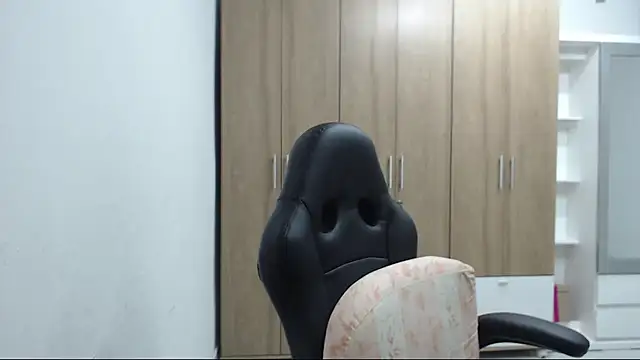 Snapshot of RoxanaLove9 chatting on 11.20.25 RoxanaLove9 online show from 11.20.25