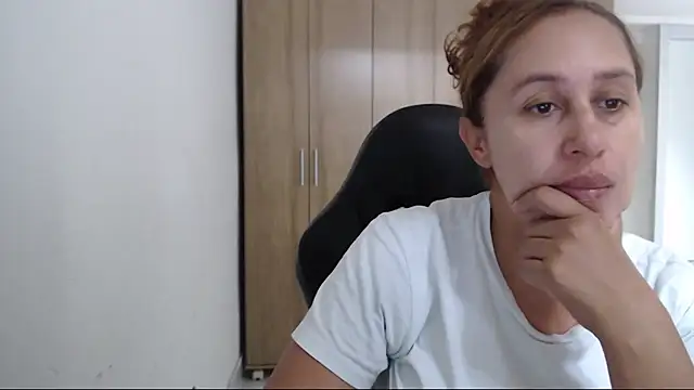 Snapshot of RoxanaLove9 chatting on 11.20.25 RoxanaLove9 online show from 11.20.25