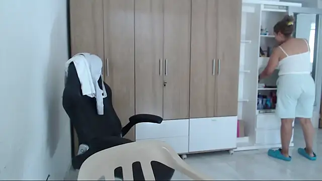 Snapshot of RoxanaLove9 chatting on 11.22.25 RoxanaLove9 online show from 11.22.25