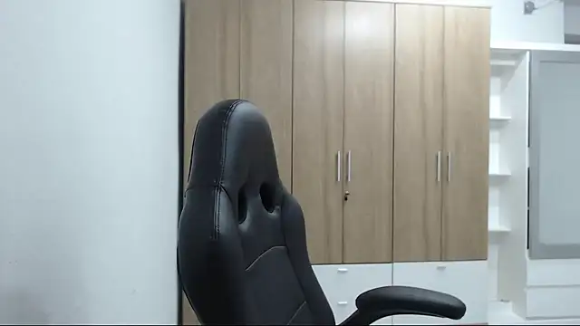 Snapshot of RoxanaLove9 chatting on 11.27.25 RoxanaLove9 online show from 11.27.25