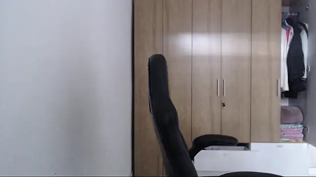 Snapshot of RoxanaLove9 chatting on 12.15.25 RoxanaLove9 online show from 12.15.25