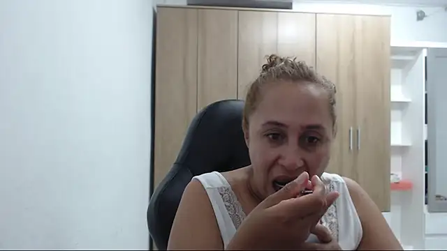 Snapshot of RoxanaLove9 chatting on 05.08.26 RoxanaLove9 online show from 05.08.26