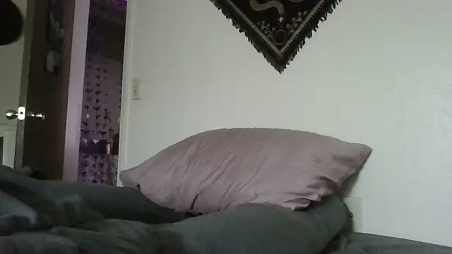 Prettypixie113 online show from 10.22.25