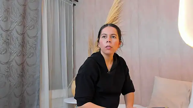 Snapshot of Lucianaferro_ chatting on 09.25.25 Lucianaferro online show from 09.25.25