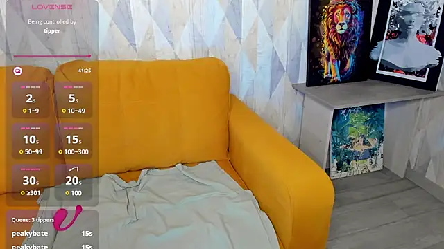 Snapshot of Michelle_Blond chatting on 02.10.25 Michelle Blond online show from 02.10.25