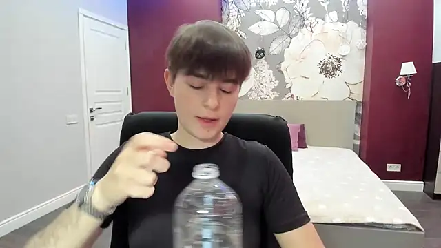 EmiliaYours online show from 09.14.25