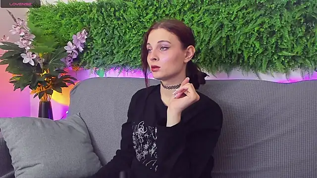 Snapshot of AprilAvery chatting on 03.18.25 AprilAvery online show from 03.18.25