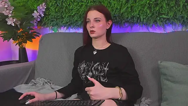 Snapshot of AprilAvery chatting on 03.20.25 AprilAvery online show from 03.20.25