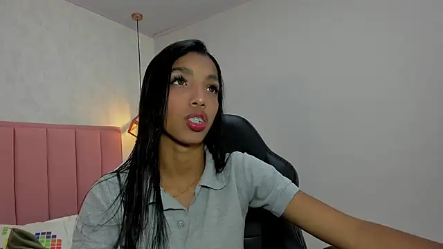 Snapshot of MAYROBERTSS chatting on 02.10.25 MAYROBERTSS online show from 02.10.25