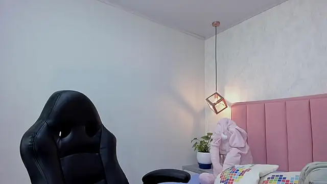 Snapshot of MAYROBERTSS chatting on 02.13.25 MAYROBERTSS online show from 02.13.25