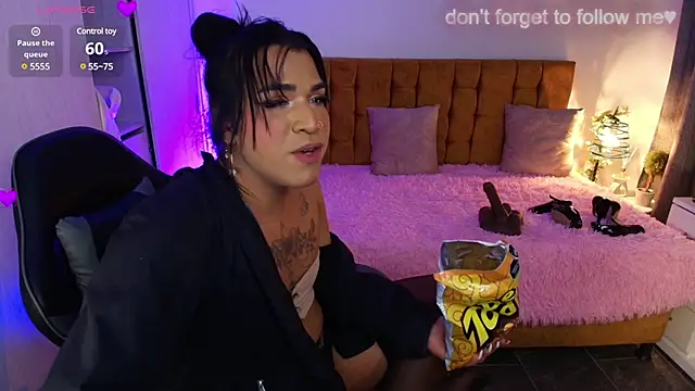 Snapshot of alexiaaross chatting on 12.13.24 alexiaaross online show from 12.13.24