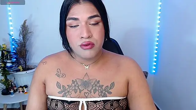 Snapshot of alexiaaross chatting on 05.28.26 alexiaaross online show from 05.28.26