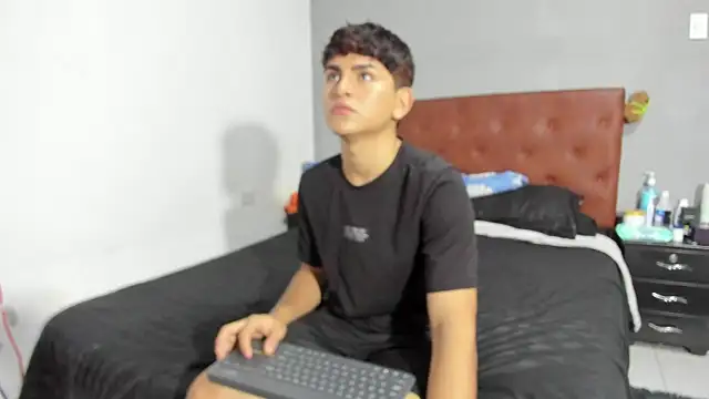 Snapshot of Lyam_ap chatting on 03.18.25 Lyam ap online show from 03.18.25